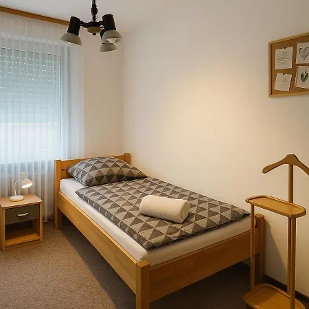 Naehe Frankfurt Fuer Monteure-gruppen Bis 10 Personen Hébergement de vacances Dietzenbach